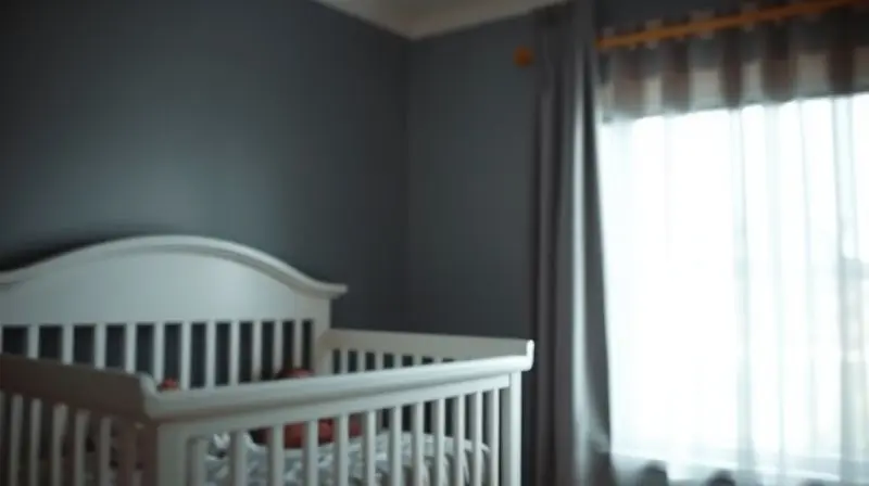 Quarto de bebê aconchegante e escuro durante o dia, com um bebê dormindo no berço graças à vedação de luz de uma cortina blackout.