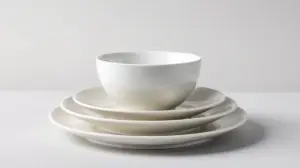 Fotografia profissional de um elegante aparelho de jantar de porcelana branca, representando os melhores modelos do mercado.