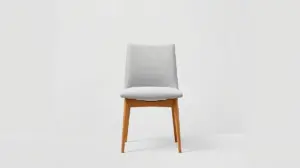 Fotografia profissional de uma cadeira de jantar moderna com estrutura de madeira, representando as melhores opções de cadeiras para sala de jantar.