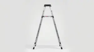 Fotografia profissional de uma escada articulada de alumínio, destacando a versatilidade e segurança do produto em um fundo neutro.