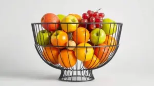 Fotografia profissional de uma fruteira de mesa moderna e elegante, representando as melhores fruteiras para comprar.