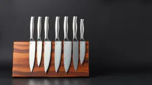 Fotografia profissional de um elegante jogo de facas de cozinha em um cepo de madeira, representando os melhores modelos para comprar.