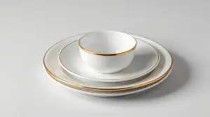 Fotografia de um elegante jogo de pratos de cerâmica branca, representando os melhores modelos de aparelhos de jantar do mercado.