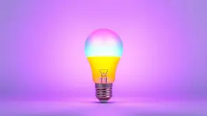 Fotografia profissional de uma lâmpada inteligente acesa com cores vibrantes, representando os melhores modelos smart do mercado.