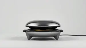 Fotografia profissional de uma omeleteira elétrica moderna e elegante, representando os melhores modelos para comprar.