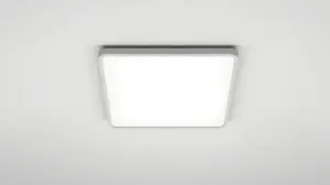 Fotografia profissional de um plafon de LED quadrado e moderno, simbolizando os melhores modelos para iluminação residencial e de escritório.