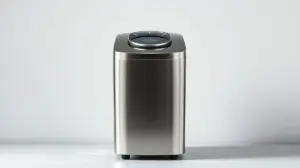 Fotografia profissional de uma sorveteira moderna, representando as melhores máquinas para fazer sorvete caseiro cremoso.