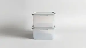 Pilha de três caixas organizadoras de plástico translúcido, representando os melhores modelos para organizar a casa ou o escritório.