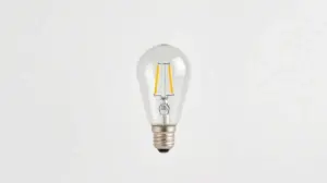 Fotografia profissional de uma lâmpada de LED bulbo, representando os melhores modelos para iluminação residencial.