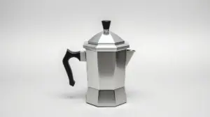 Fotografia profissional de uma cafeteira italiana clássica, representando as melhores opções de cafeteiras Moka do mercado.