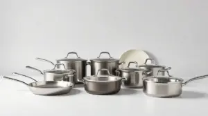 Um moderno e elegante jogo de panelas em aço inox, representando os melhores jogos de panelas disponíveis para comprar.