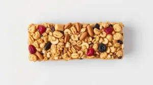 Fotografia profissional de uma barra de cereal saudável, representando as melhores opções do mercado para uma alimentação equilibrada e prática.