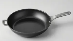 Fotografia profissional de uma frigideira antiaderente de alta qualidade, representando as melhores opções de compra do mercado.