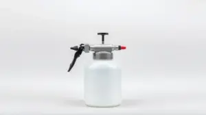 Fotografia profissional de um pulverizador manual de compressão, representando os melhores modelos para jardinagem e limpeza do mercado.