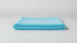 Fotografia profissional de um pano de chão de microfibra de alta qualidade, representando os melhores modelos para uma limpeza eficiente.