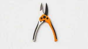 Fotografia profissional de uma tesoura de poda de alta qualidade, representando as melhores opções para jardinagem.