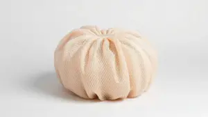 Fotografia profissional de uma esponja de banho de nylon, ilustrando as melhores esponjas para uma pele bem cuidada e um banho revigorante.