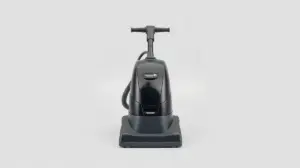 Fotografia profissional de uma extratora de sujeira moderna, representando os melhores modelos para limpeza profunda de estofados e carpetes.