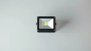 Fotografia profissional de um refletor LED moderno e potente, representando os melhores modelos do mercado para iluminação de áreas externas.