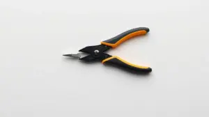 Fotografia profissional de um alicate de corte diagonal, representando os melhores modelos disponíveis no mercado para todos os tipos de trabalho.