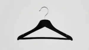 Fotografia profissional de um cabide de veludo preto, representando os melhores cabides para organizar o guarda-roupa de forma eficiente.