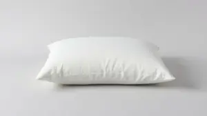 Fotografia profissional de um travesseiro branco e macio, representando os melhores travesseiros para uma noite de sono perfeita.