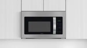 Fotografia profissional de um micro-ondas de embutir moderno, representando os melhores modelos para cozinhas planejadas.