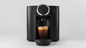 Fotografia profissional de uma cafeteira de cápsula moderna e sem marca, representando os melhores modelos do mercado.