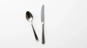 Fotografia profissional de um faqueiro moderno e elegante com talheres alinhados, representando os melhores faqueiros para comprar.