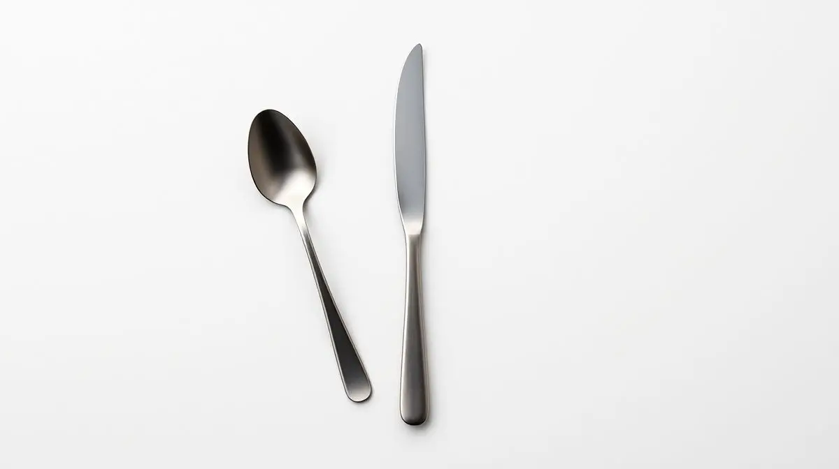 Fotografia profissional de um faqueiro moderno e elegante com talheres alinhados, representando os melhores faqueiros para comprar.