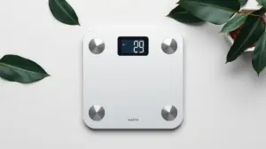 Fotografia profissional de uma balança digital corporal moderna e sem marca, representando as melhores opções disponíveis no mercado.