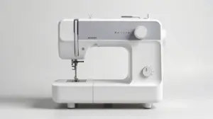 Fotografia profissional de uma máquina de costura doméstica moderna, representando os melhores modelos para comprar.