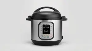 Fotografia profissional de uma panela de pressão elétrica moderna, representando os melhores modelos do mercado para comprar.