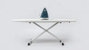 Fotografia profissional de uma tábua de passar roupa moderna e estável, representando os melhores modelos do mercado para uma rotina eficiente.