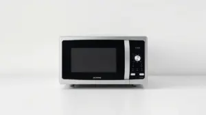 Fotografia profissional de um micro-ondas moderno e sem marca, representando os melhores modelos para uma cozinha completa e eficiente.