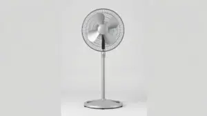 Fotografia profissional de um ventilador de coluna moderno e potente, simbolizando os melhores modelos para se refrescar com eficiência.