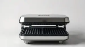 Fotografia profissional de uma sanduicheira grill moderna e elegante, representando os melhores modelos do mercado.