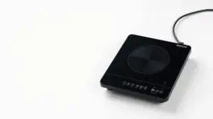 Fotografia profissional de um cooktop de indução de 1 boca, moderno e portátil, representando os melhores modelos do mercado.