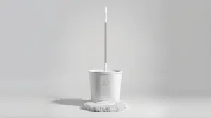Fotografia profissional de um mop giratório moderno com balde, representando os melhores mops do mercado para uma limpeza impecável.