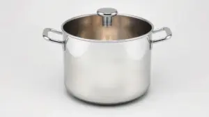 Fotografia profissional de uma cuscuzeira de inox, representando os melhores modelos para preparar um cuscuz perfeito em casa.