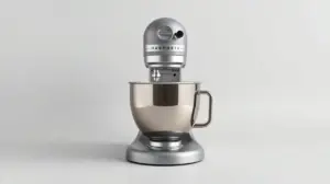 Fotografia profissional de uma batedeira planetária moderna e elegante, representando os melhores modelos para comprar.