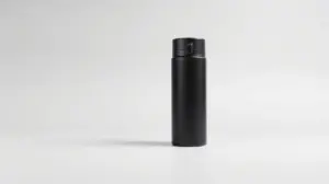 Fotografia profissional de uma garrafa térmica para café, moderna e elegante, representando os melhores modelos para manter sua bebida quente.