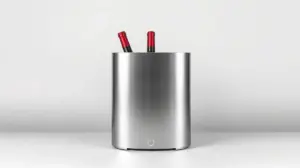 Fotografia profissional de uma adega climatizada moderna, simbolizando os melhores modelos para conservar vinhos adequadamente.