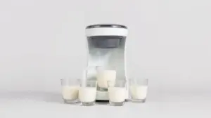 Fotografia profissional de uma iogurteira moderna, representando as melhores iogurteiras do mercado para fazer iogurte caseiro.