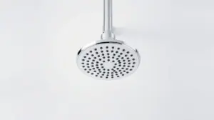 Fotografia profissional de uma ducha moderna cromada, representando os melhores chuveiros e duchas para um banho relaxante e perfeito.