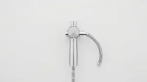 Fotografia profissional de uma ducha higiênica moderna e cromada, representando os melhores modelos do mercado para seu banheiro.