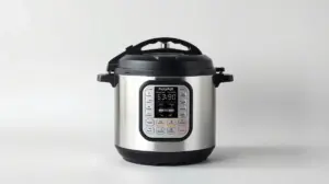 Fotografia profissional de uma panela de pressão moderna de aço inox, representando as melhores panelas de pressão do mercado.