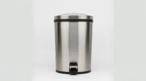 Fotografia de uma lixeira de cozinha moderna em aço inox, exemplificando as melhores opções para comprar e manter a cozinha organizada.