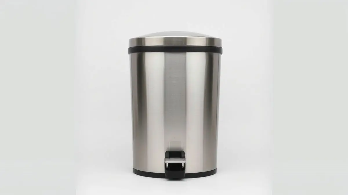 Fotografia de uma lixeira de cozinha moderna em aço inox, exemplificando as melhores opções para comprar e manter a cozinha organizada.