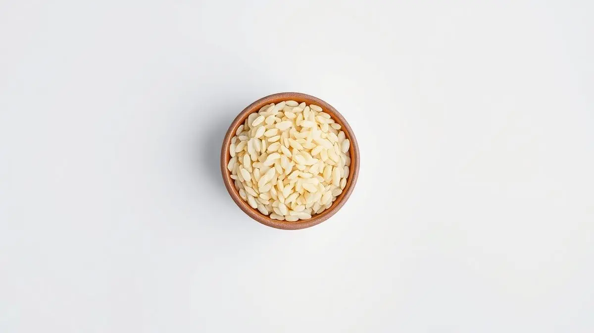 Fotografia profissional de uma tigela com grãos de arroz arbório, representando os melhores tipos de arroz para risoto disponíveis no mercado.